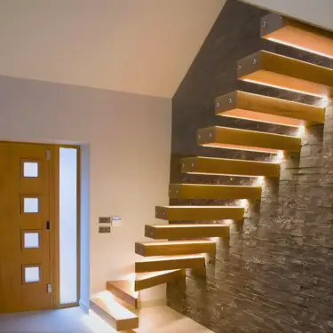 Escalera con Estructura Lateral y Peldaño de Madera Embutido